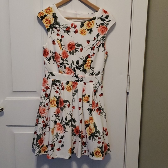 Ivory Floral Emerald Sundae dress - Picture 2 of 5